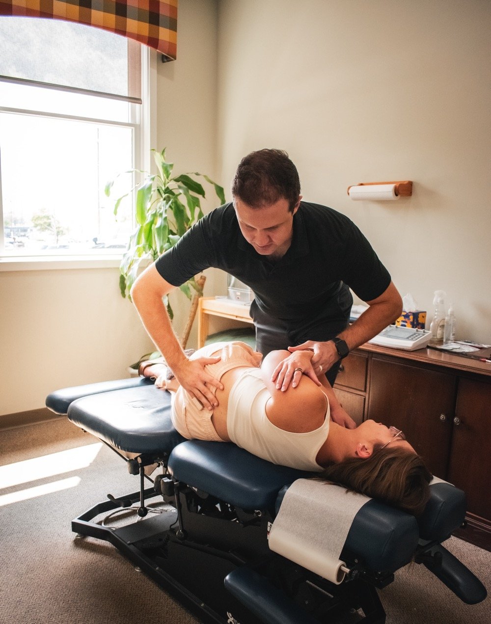 Dr. Brien Polivka performing an adjustment